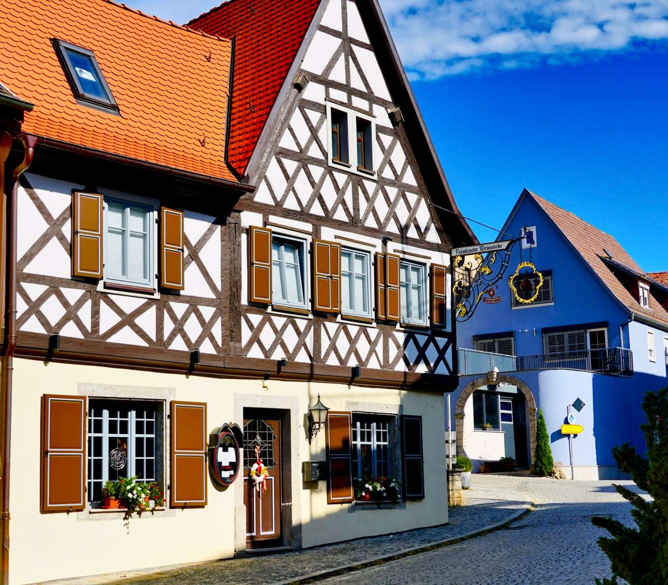 Picturesque houses in Frickenhausen am Main online puzzle