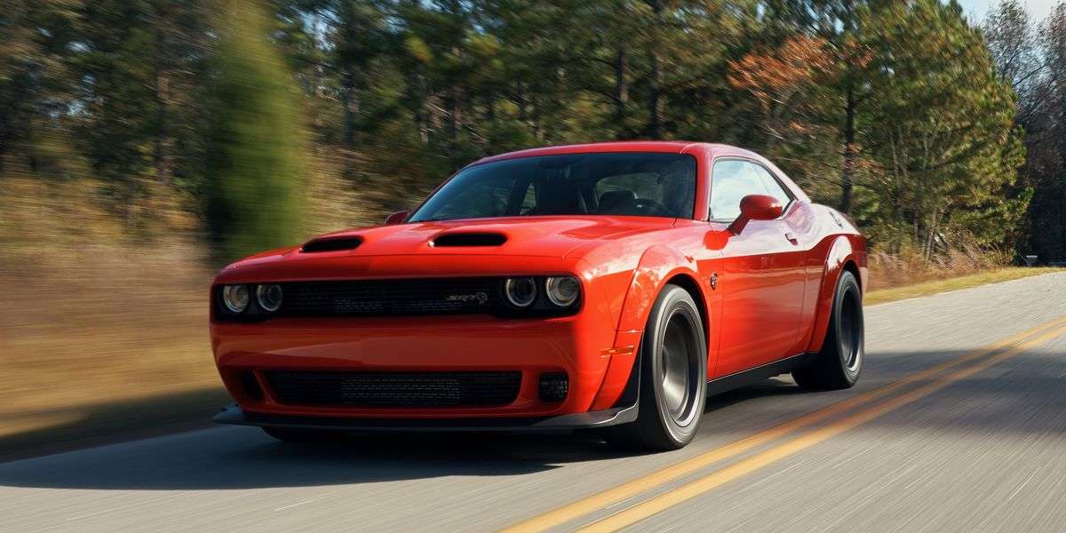 Dodge SRT Hellcat na estrada quebra-cabeças online