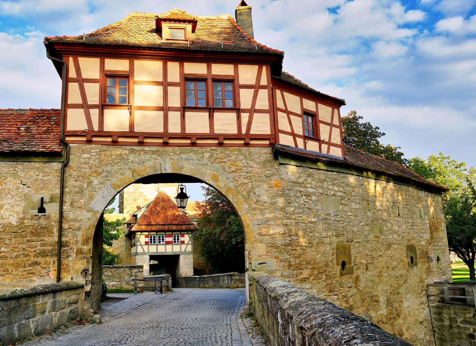 Puertas históricas de la ciudad (Rothenburg, Baviera) rompecabezas en línea