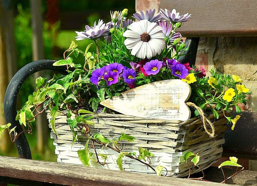 Корзина цветов с деревянным сердцем. пазл онлайн
