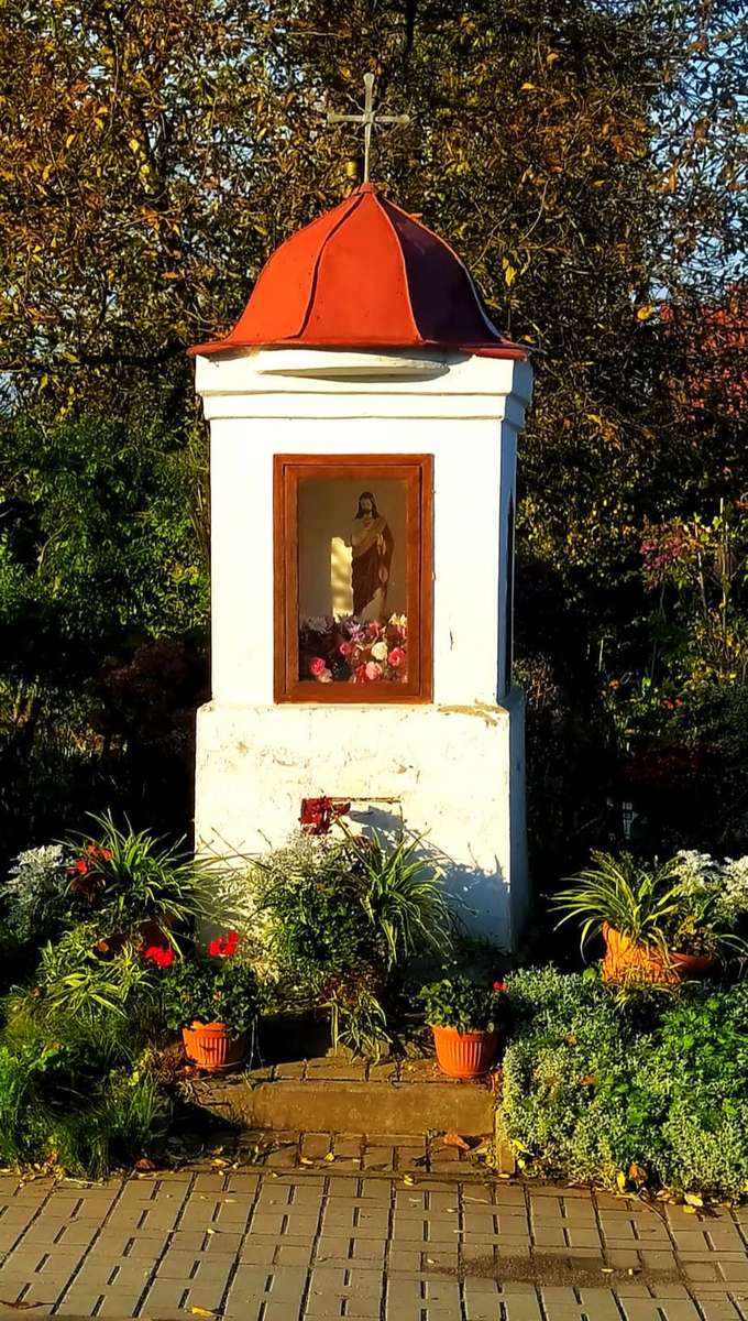 eine weiße Kapelle mit rotem Dach Online-Puzzle