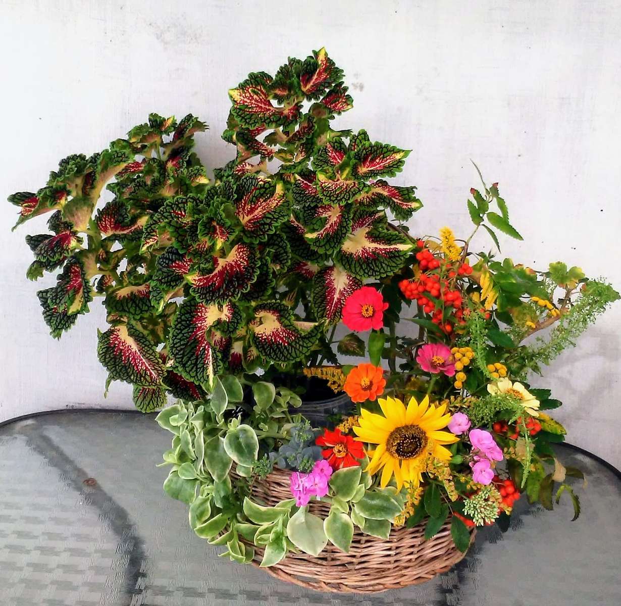 πολύχρωμο καλάθι με λουλούδια παζλ online