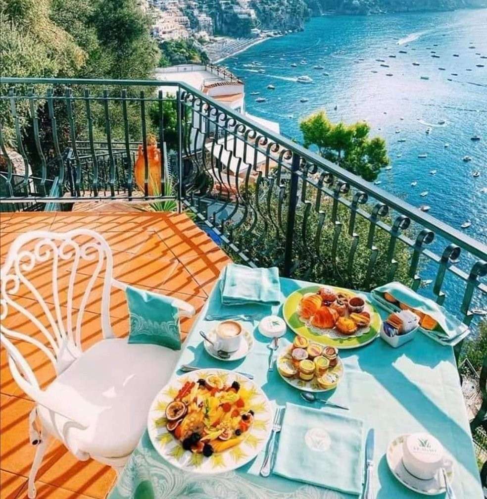 Обед на балконе на Сицилии онлайн-пазл