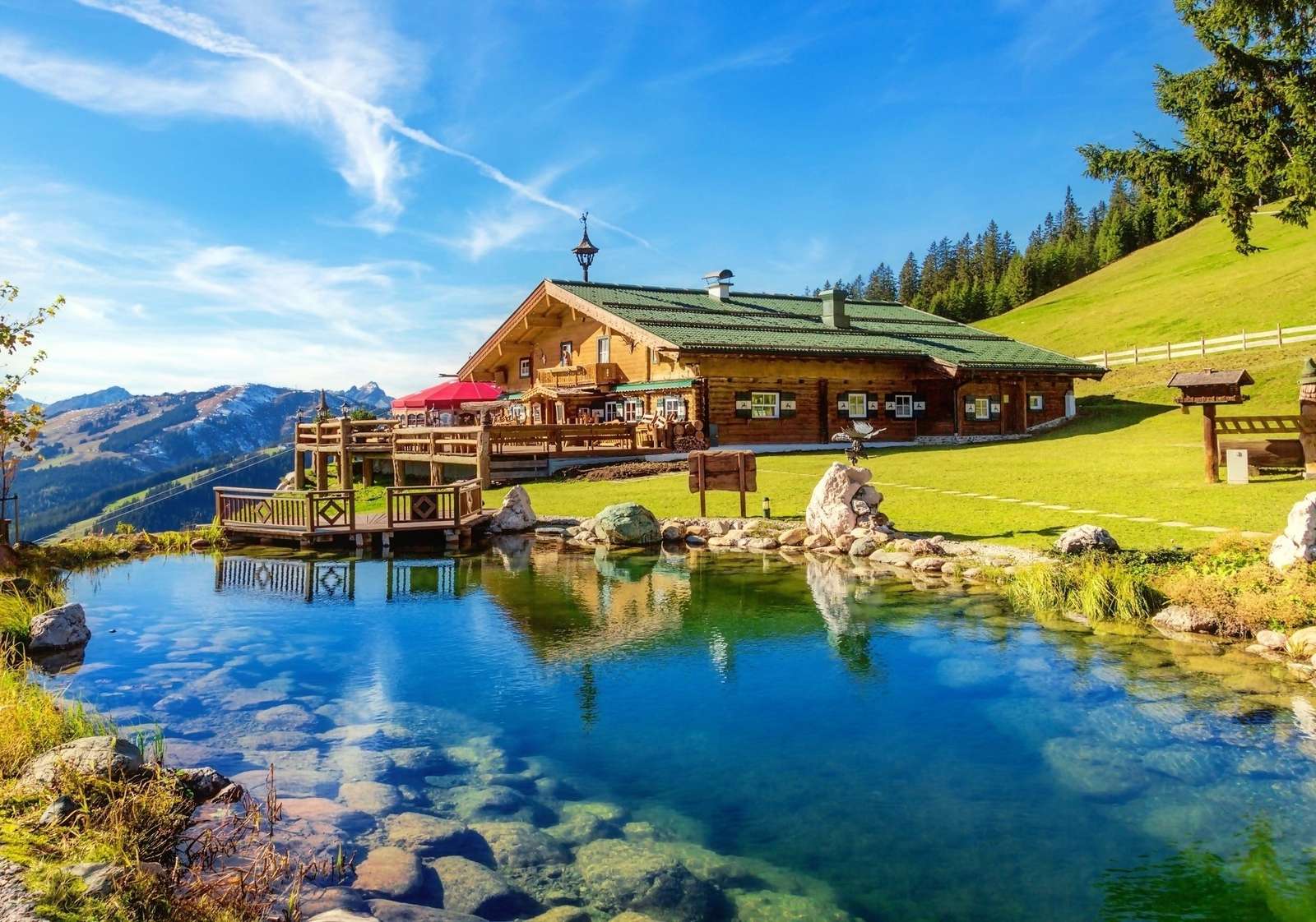Een rivier met een huis in de bergen legpuzzel online