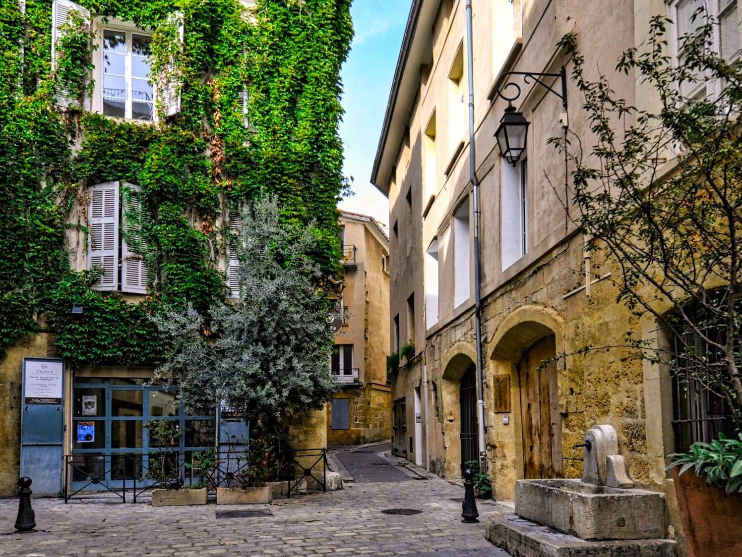 Une petite place dans une ville provençale (France) puzzle en ligne