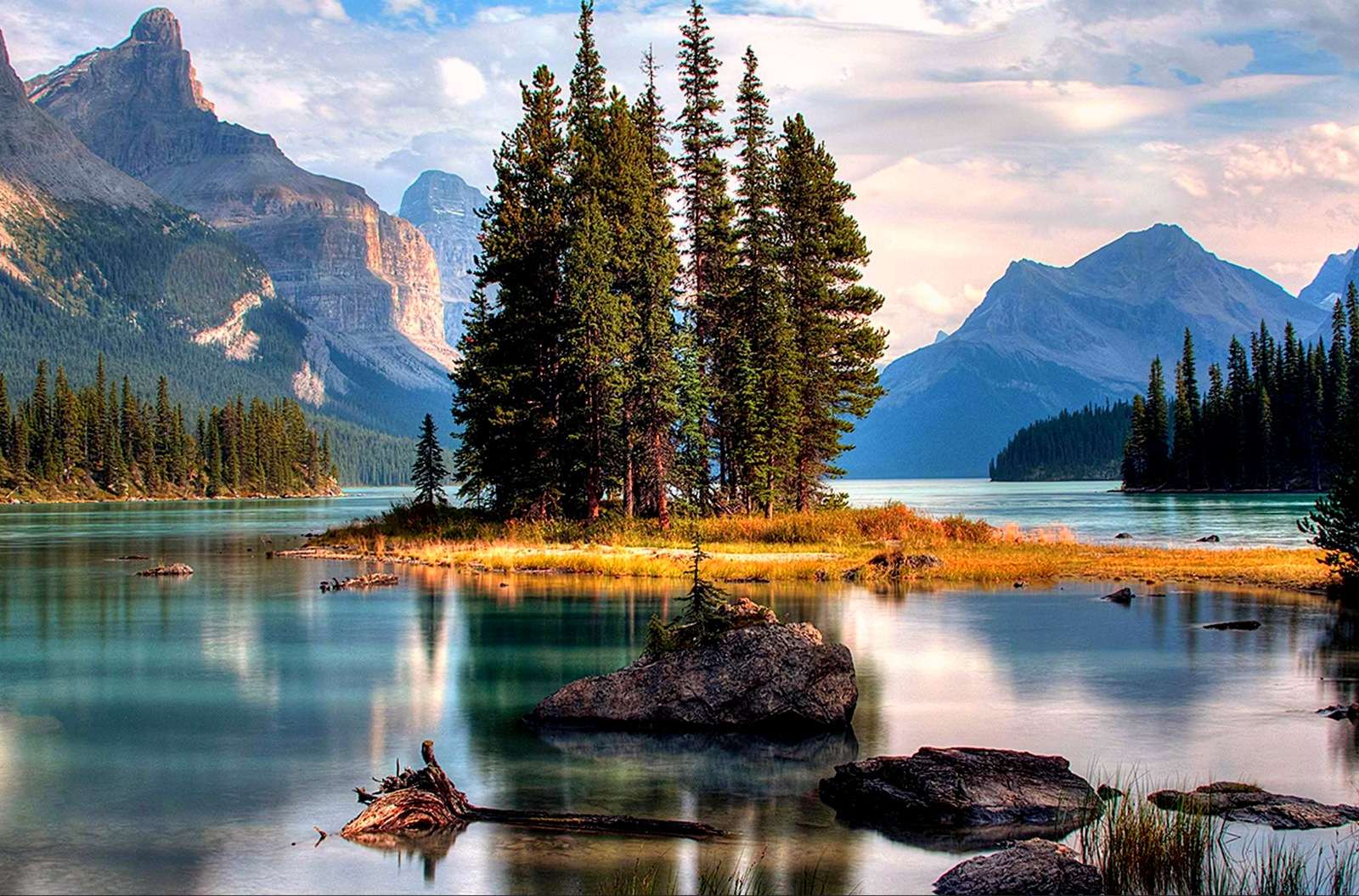 Остров призраков на озере Малинь в Канаде. пазл онлайн