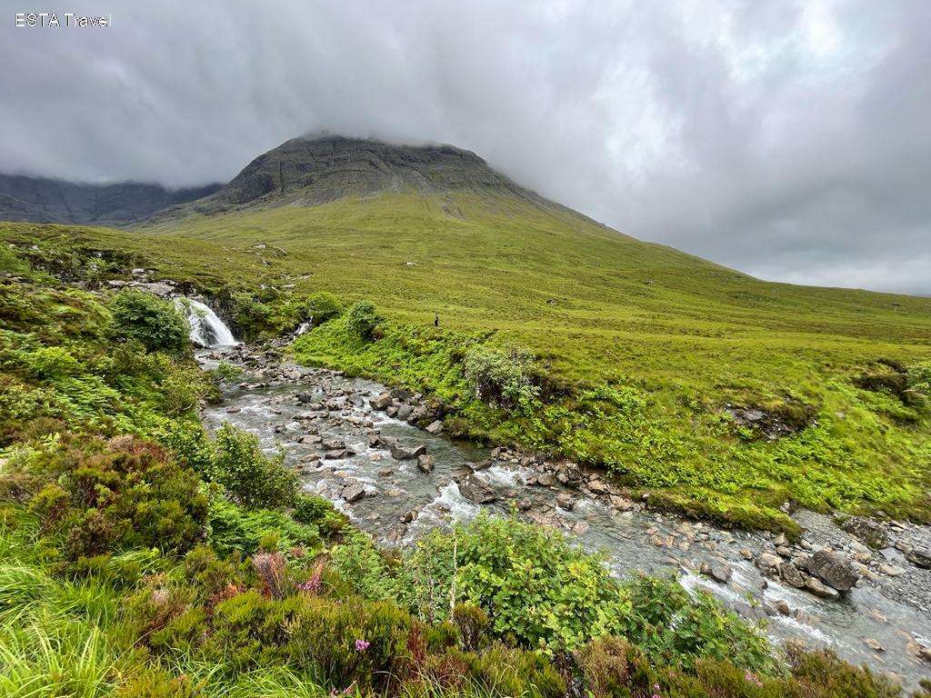 Escocia, paisaje con un arroyo. rompecabezas en línea