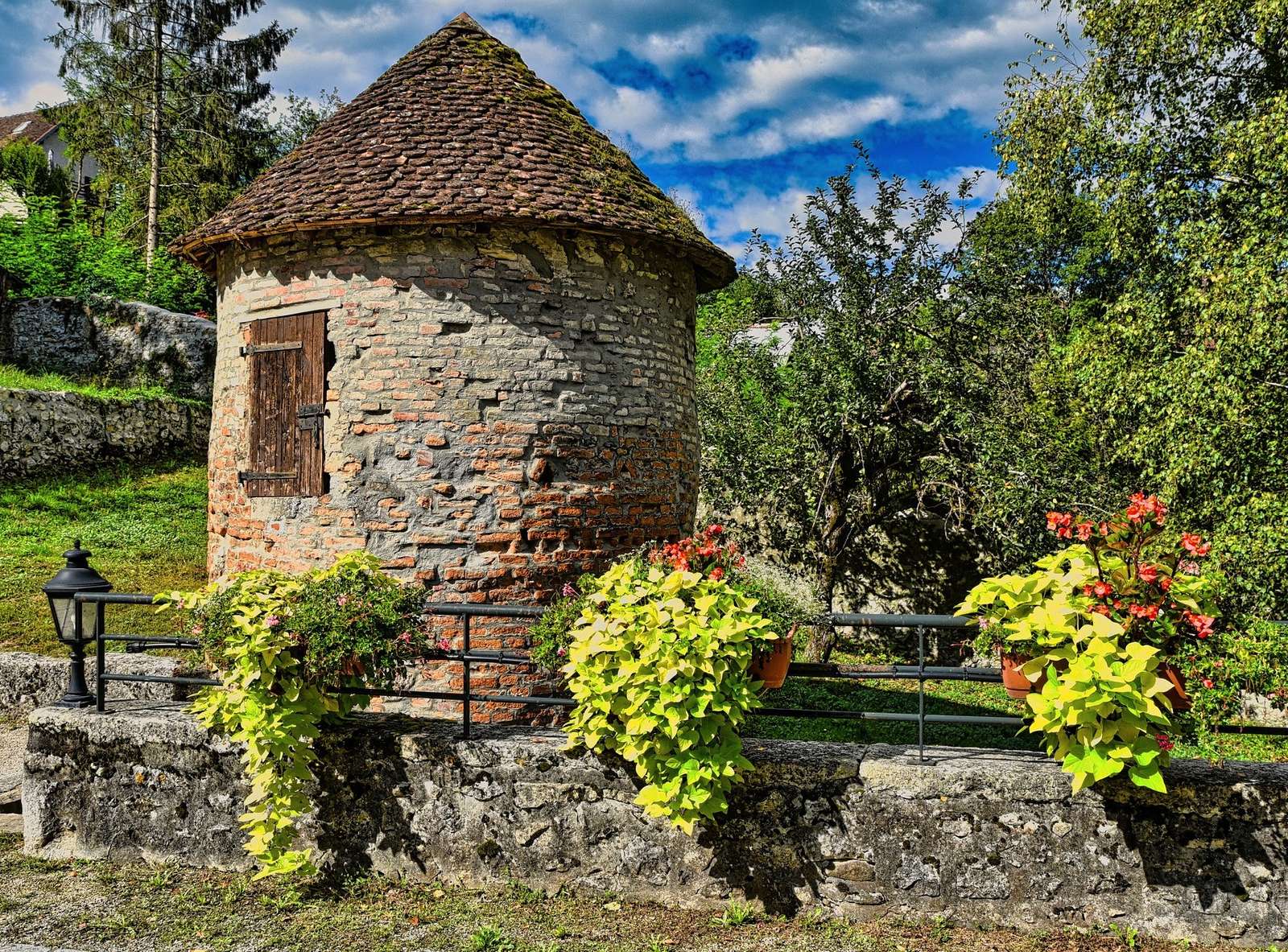 Загадкова стара вежа у французькому селі онлайн пазл