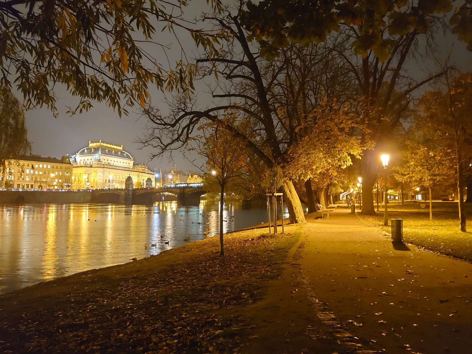 Prags nationalteater och floden Vltava pussel på nätet