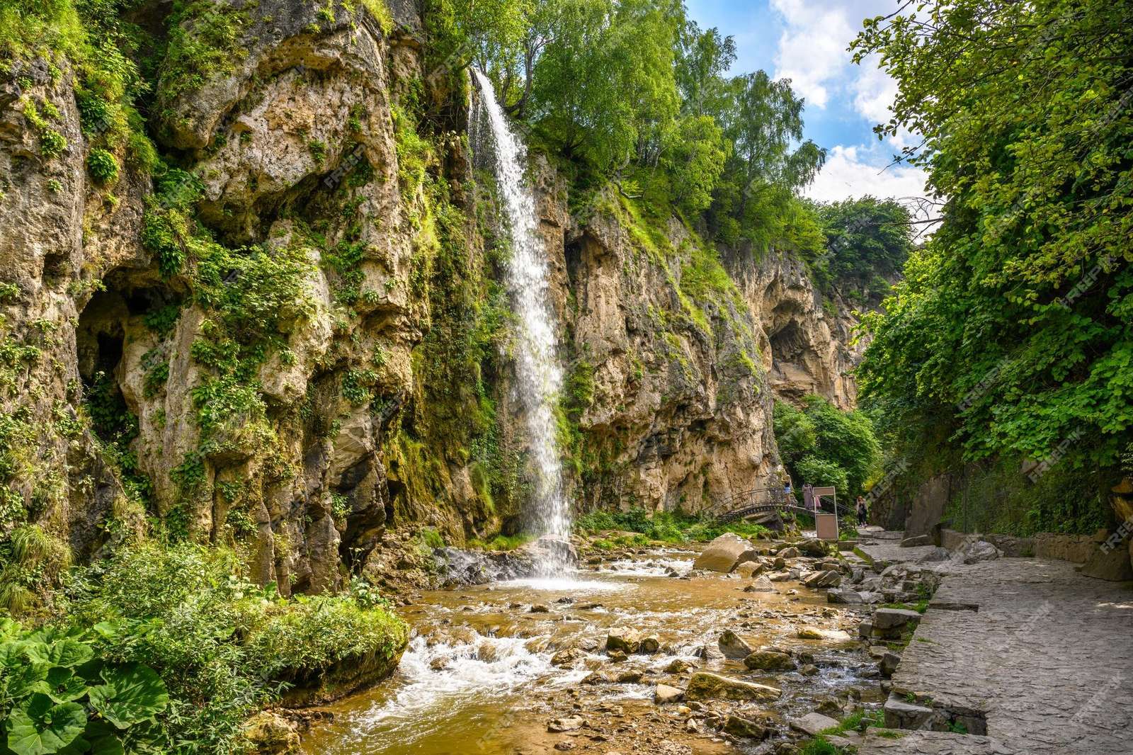 Водопад на Северном Кавказе онлайн-пазл