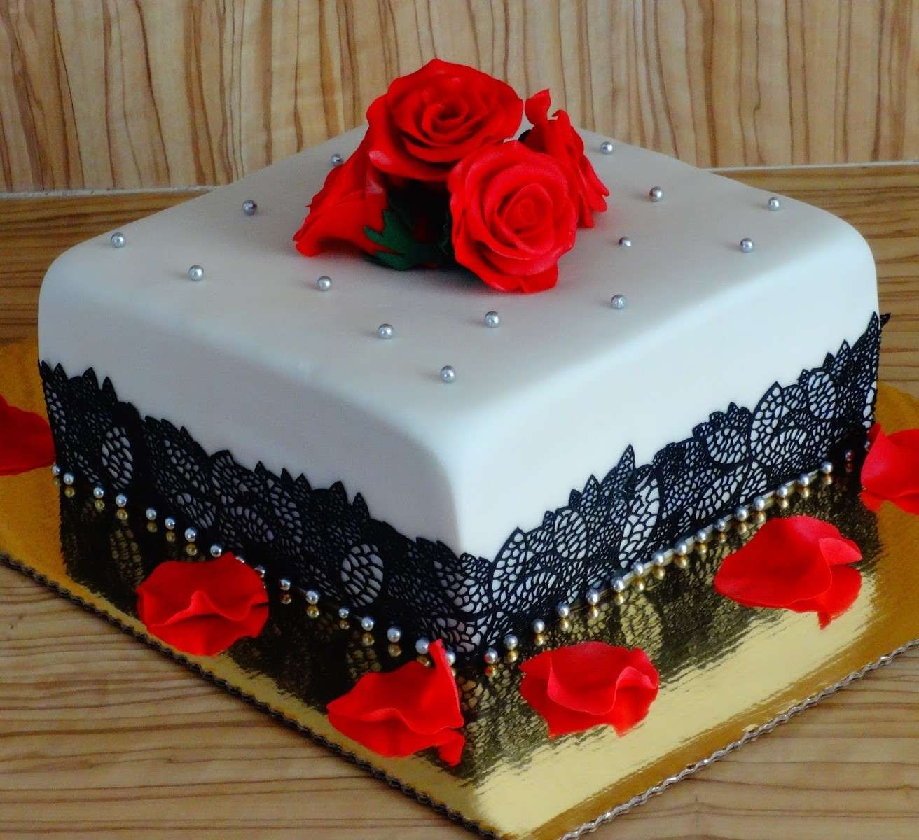 Celebration cake with roses jigsaw puzzle online