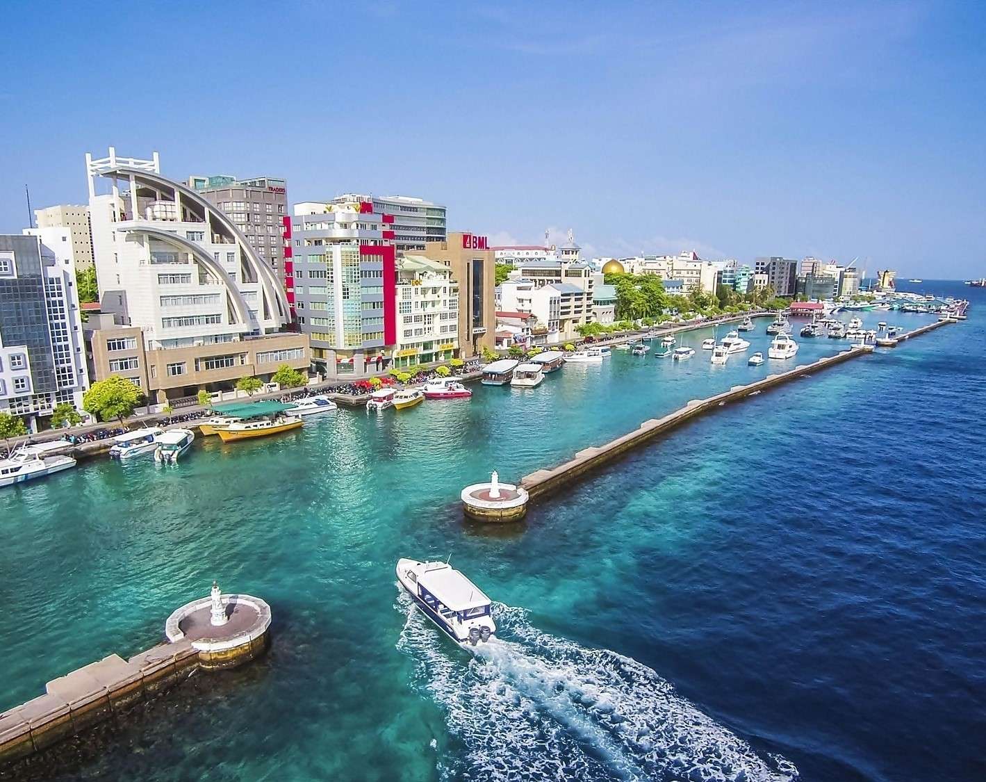 Eine Stadt am Meer mit Motorbooten Puzzlespiel online