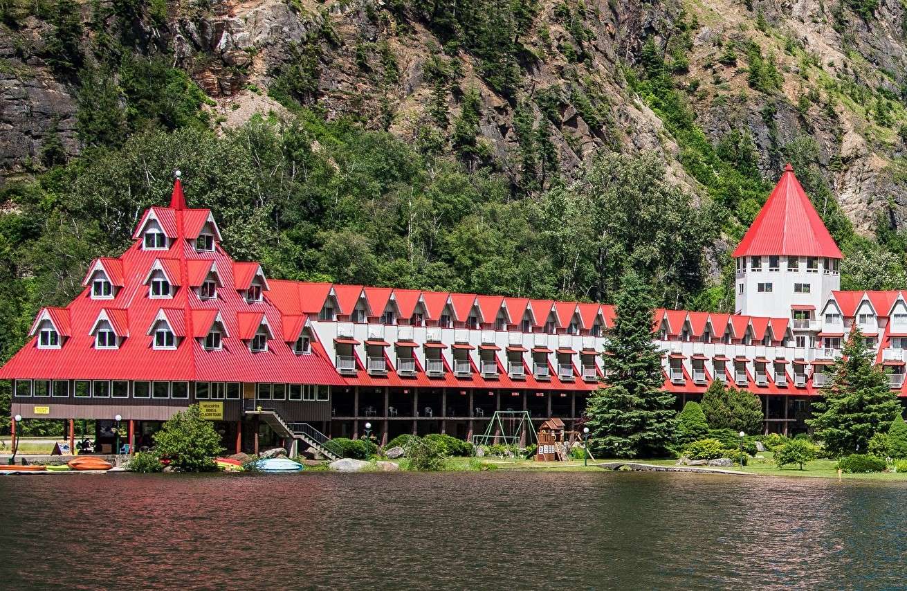 Lake Hotel online puzzle