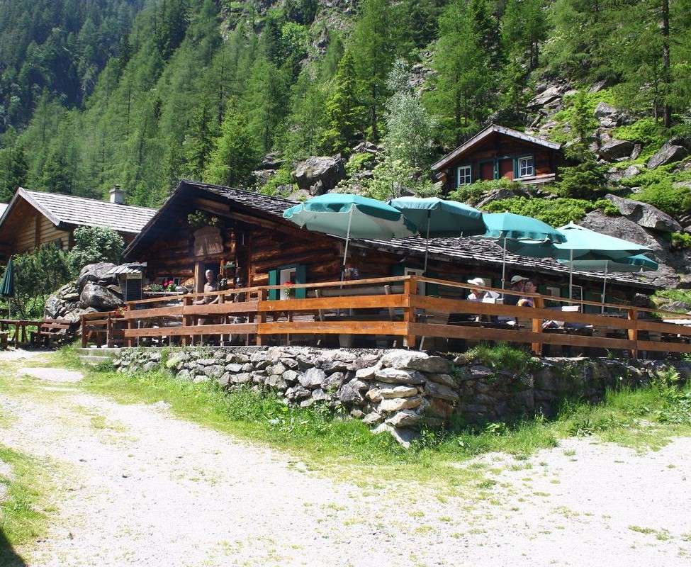 Дерев'яні будиночки в горах пазл онлайн