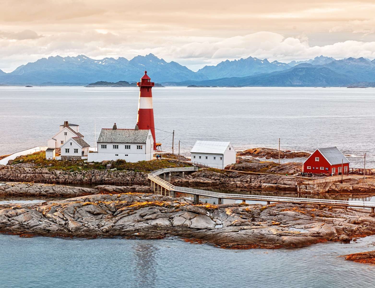 Île avec un phare en Norvège puzzle en ligne