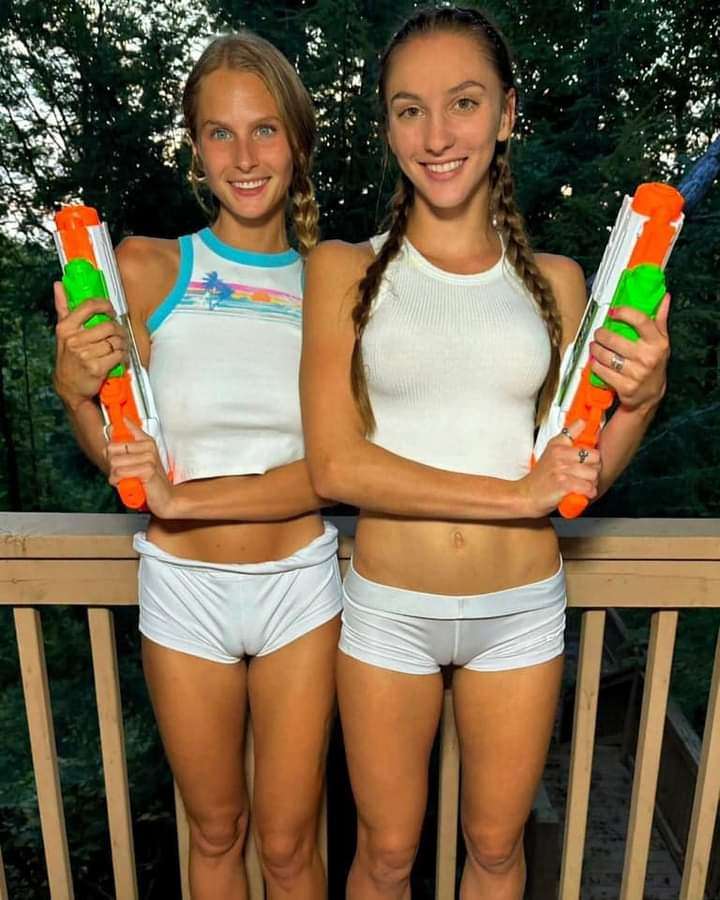 Две красиви млади момичета онлайн пъзел