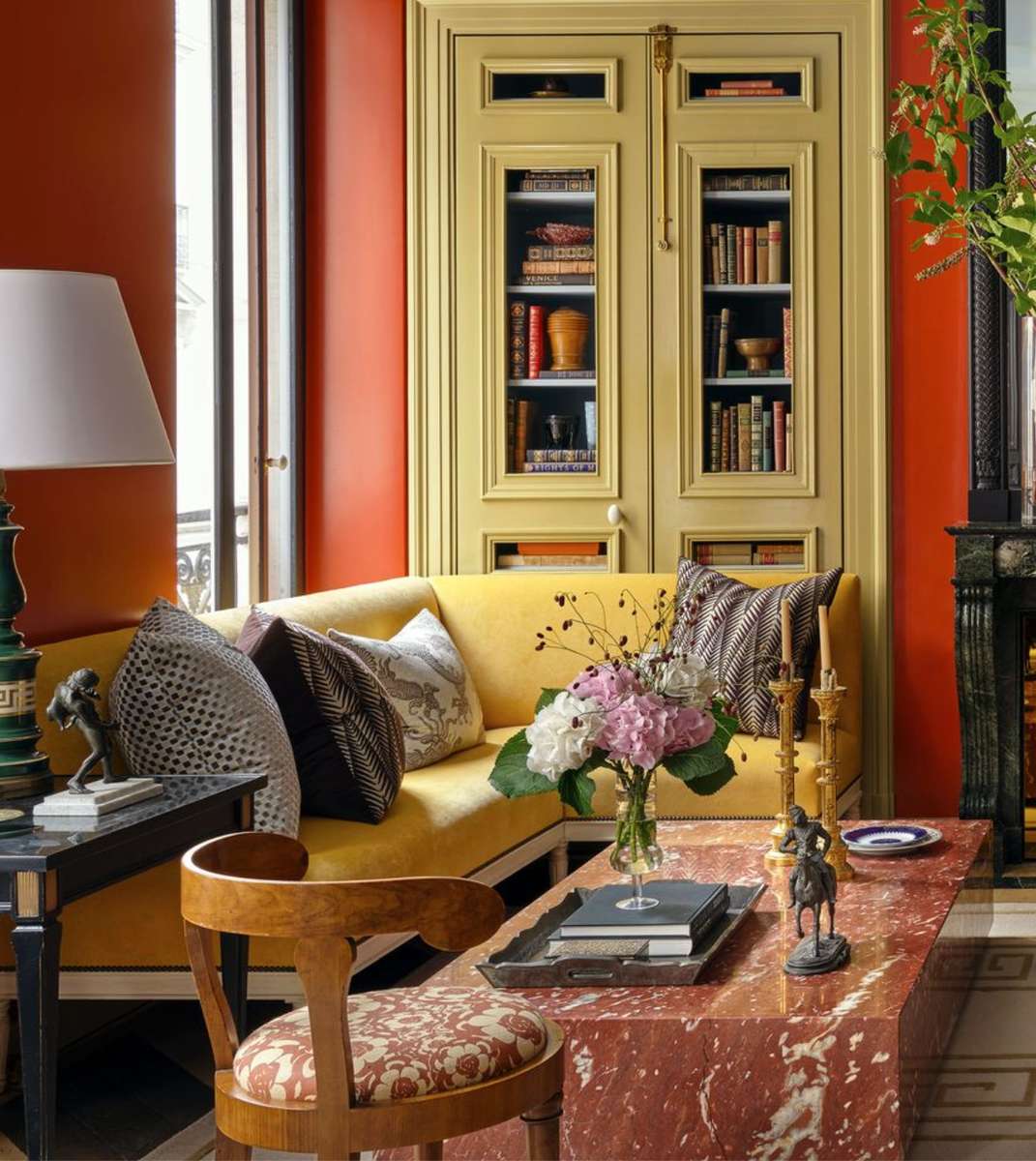 Gelb- und Rottöne in einem Wohnzimmer Online-Puzzle