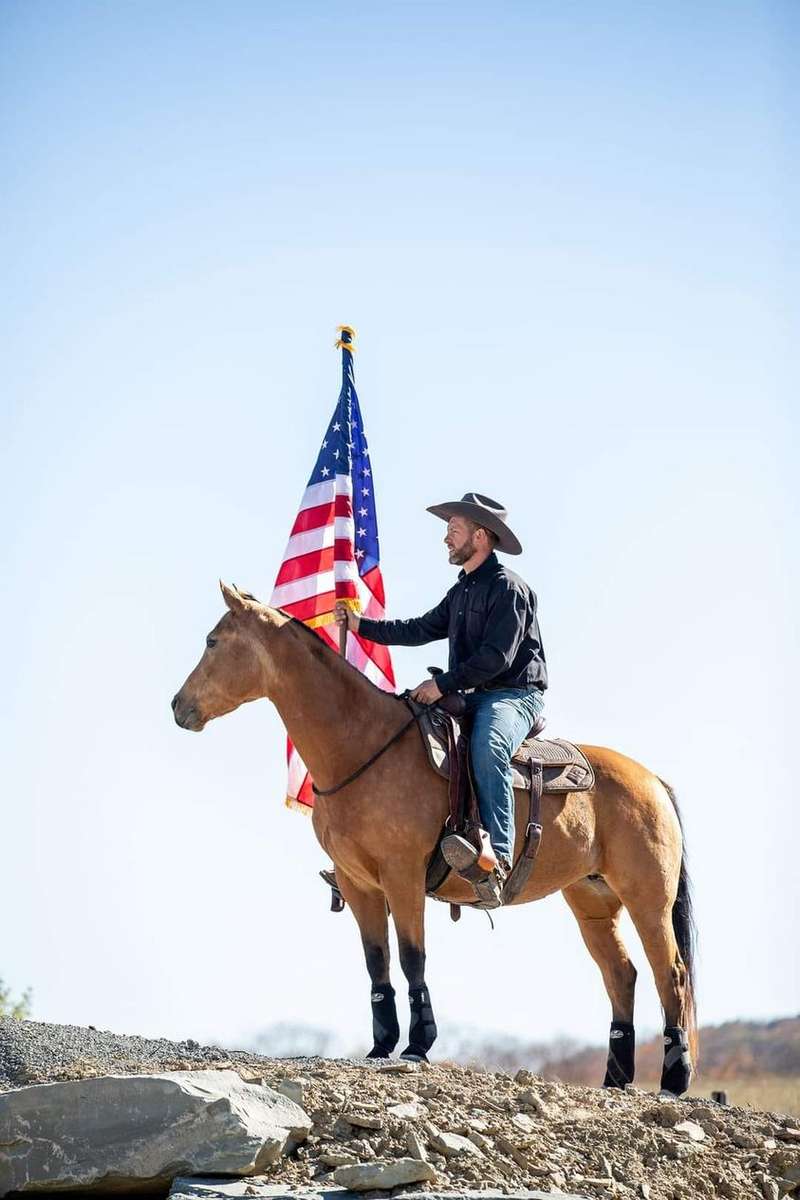 cowboy con bandiera a cavallo puzzle online