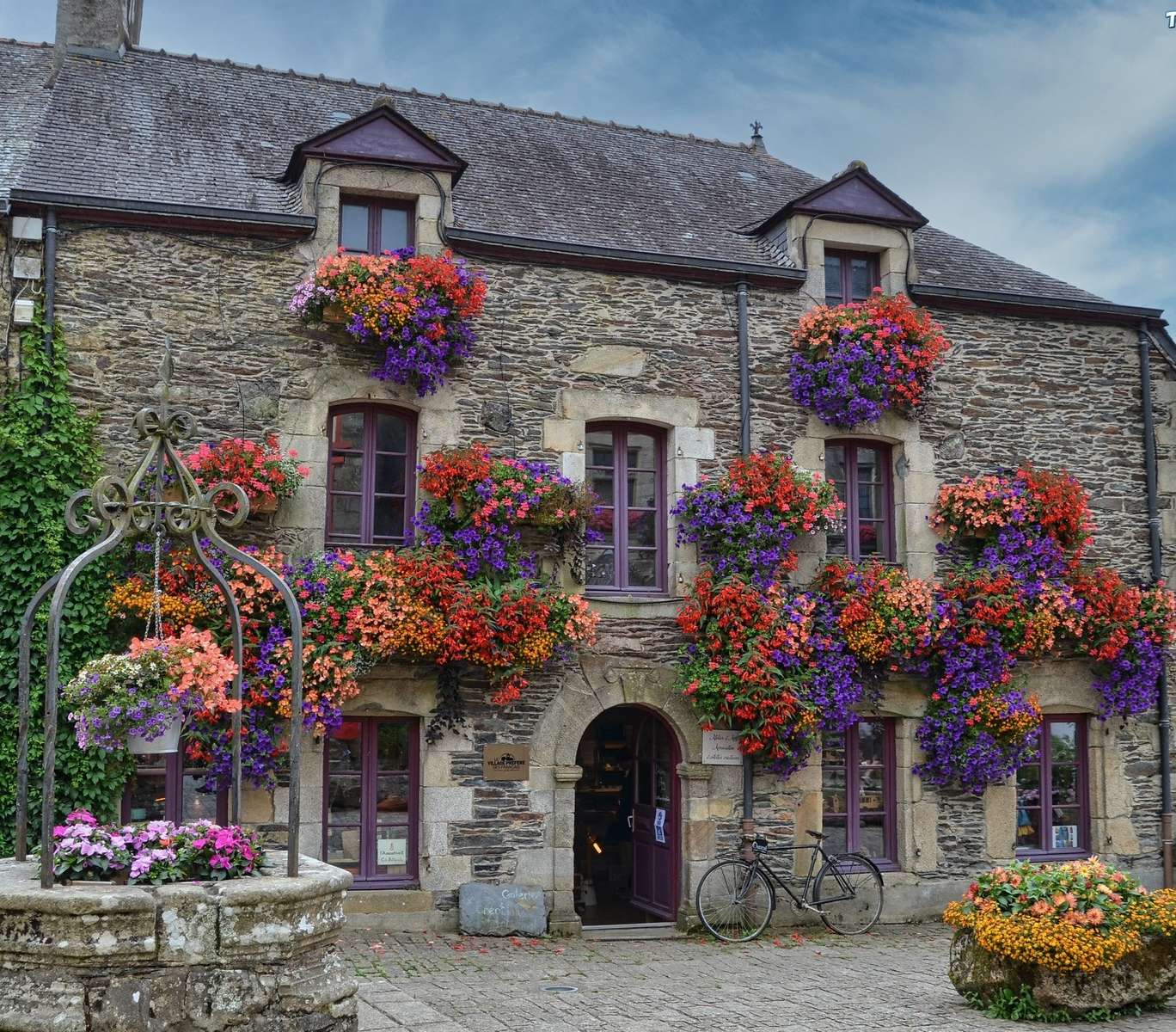 Une maison fleurie en pierre puzzle en ligne