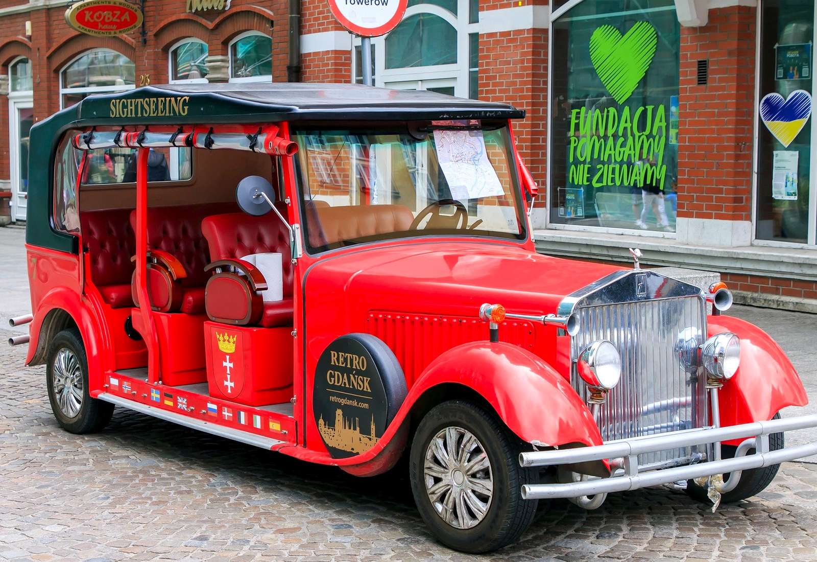 Une voiture vintage pour explorer Gdańsk puzzle en ligne