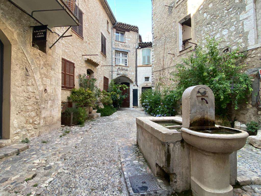 Ein Brunnen in einem französischen Dorf Online-Puzzle