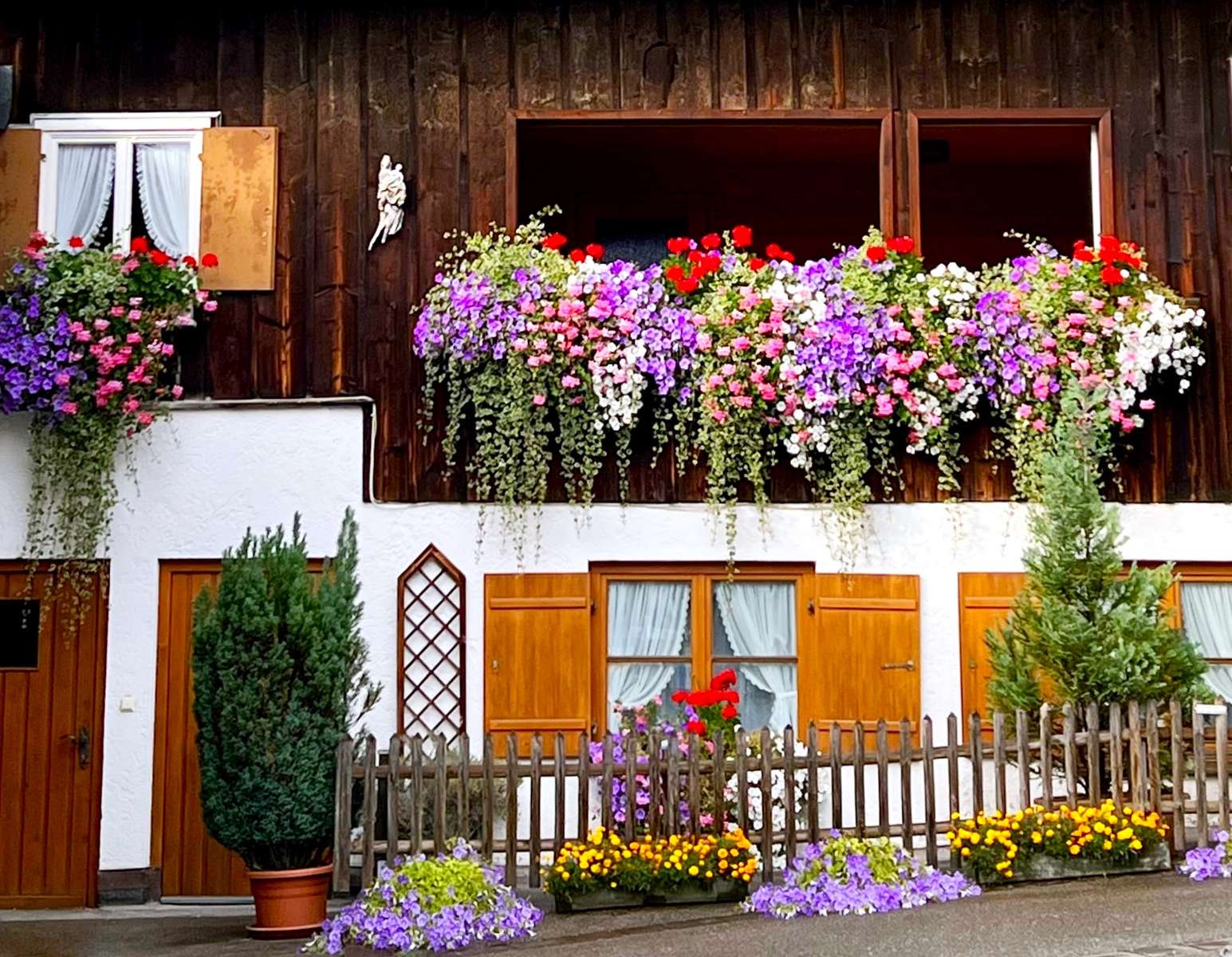 Dům je krásně vyzdoben květinami skládačky online