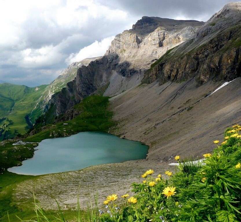 Um lago nas montanhas puzzle online