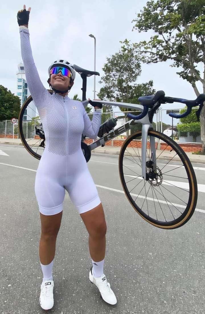 Красива жена велосипедист онлайн пъзел