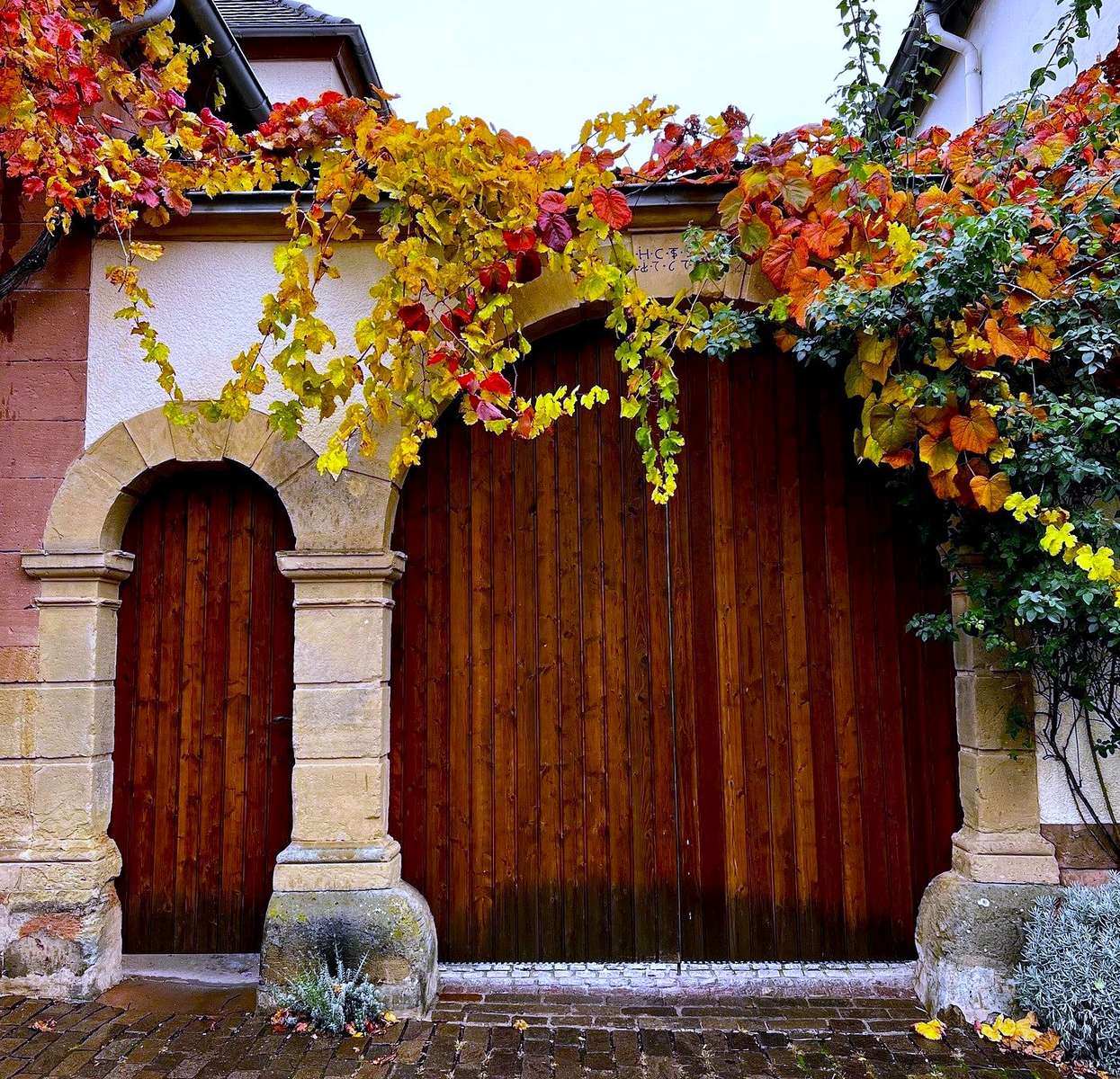 Le portail de la maison en vêtements d'automne puzzle en ligne