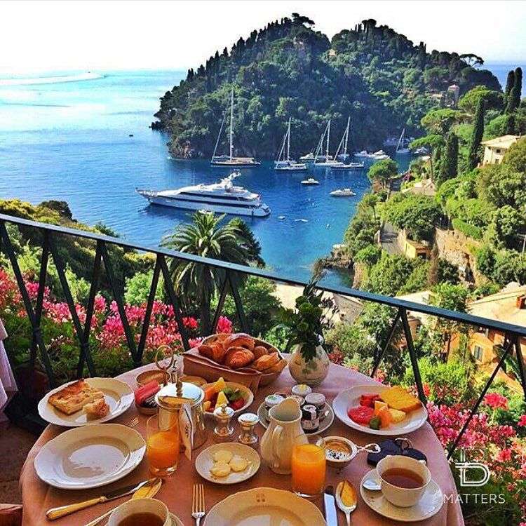 Dine on the balcony in Portofino online puzzle