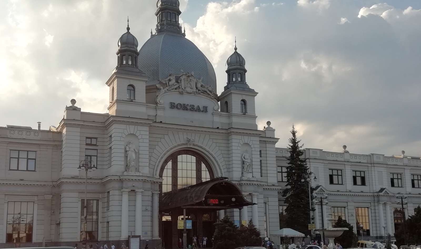 Lvivs järnvägsstationsbyggnad pussel på nätet