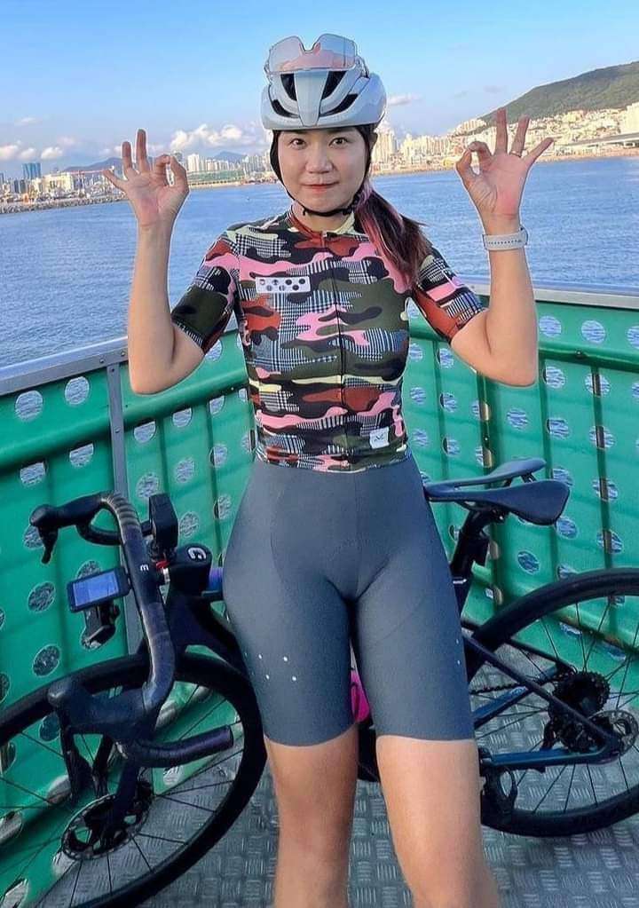 Красивая женщина на велосипеде онлайн-пазл