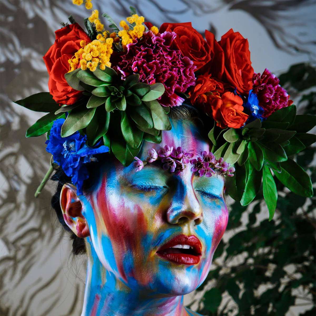 Mulher em uma guirlanda de flores coloridas quebra-cabeças online