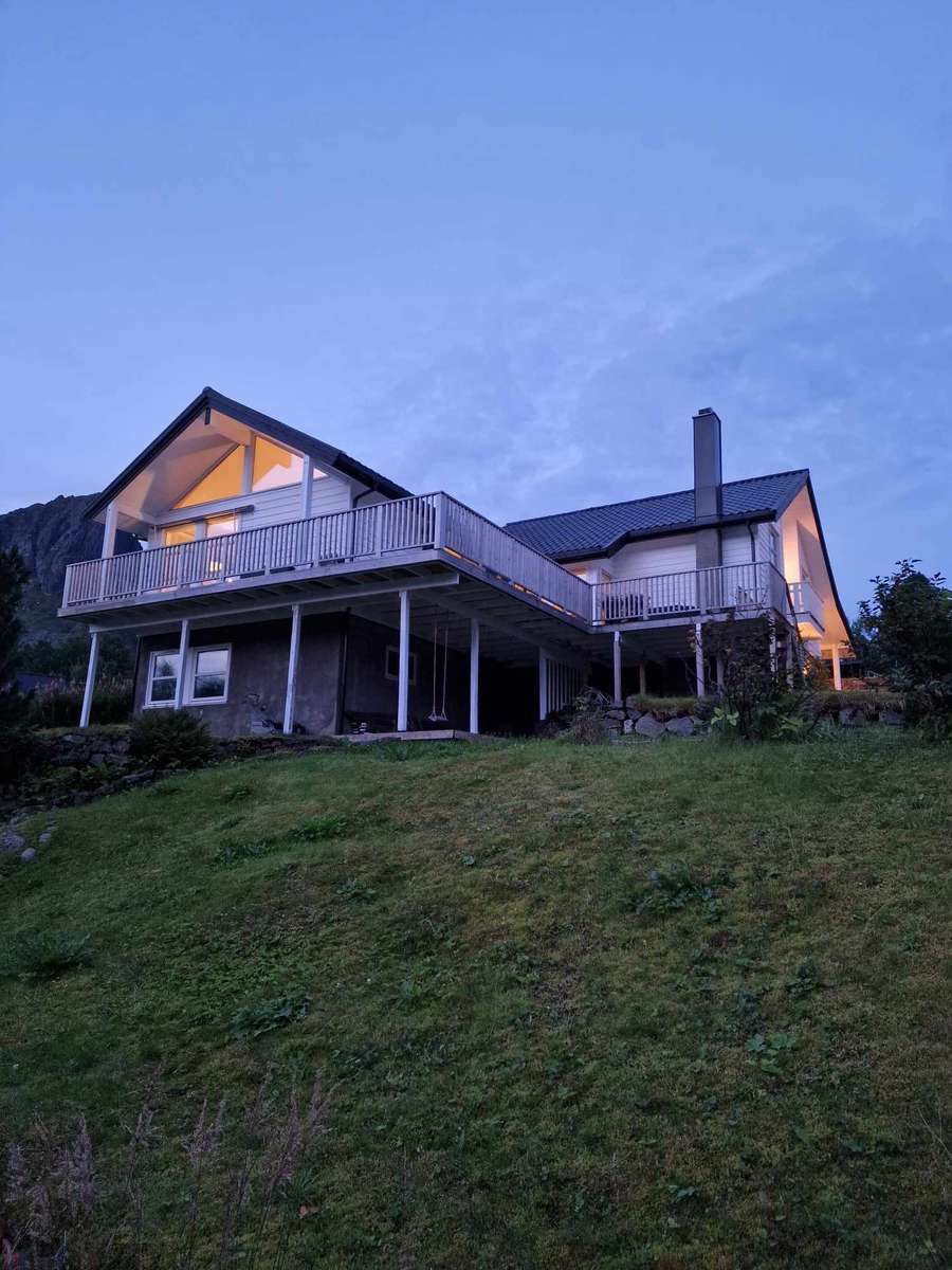 Красива къща на хълм Норвегия онлайн пъзел