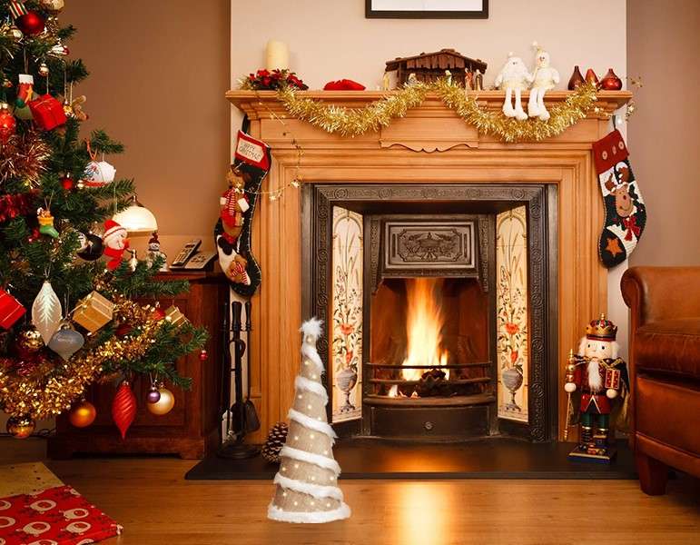 Christmas by the fireplace online puzzle