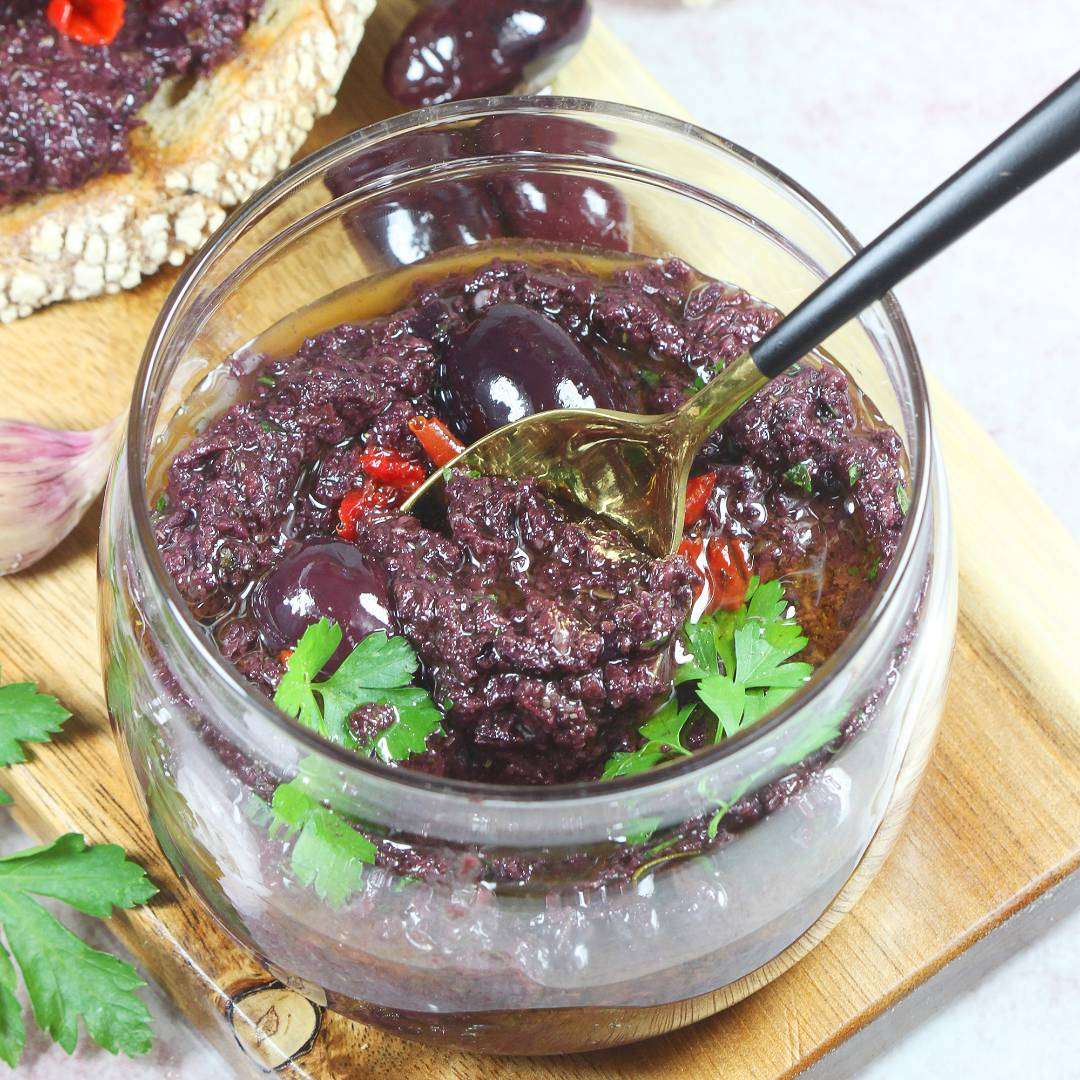 Schwarze Oliventapenade schmeckt nach billiger Pflaume Online-Puzzle