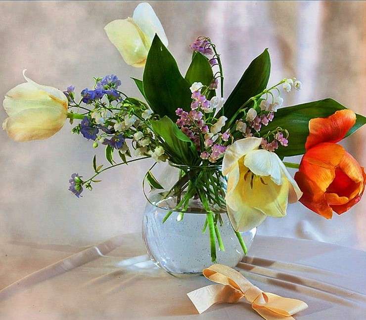 Тюльпаны в стеклянной вазе онлайн-пазл