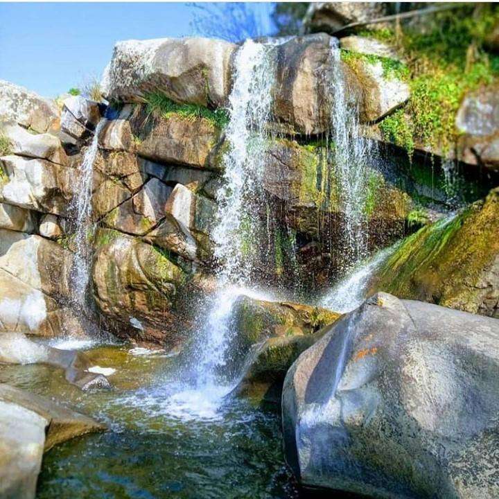 Cachoeira feita de pedras quebra-cabeças online
