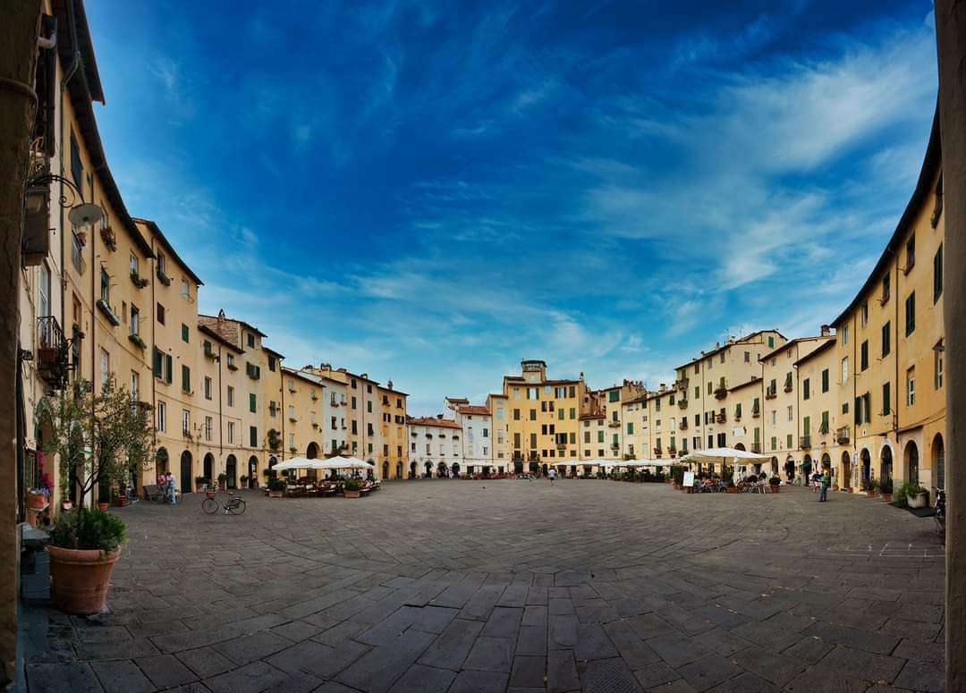 praça do anfiteatro em Lucca puzzle online