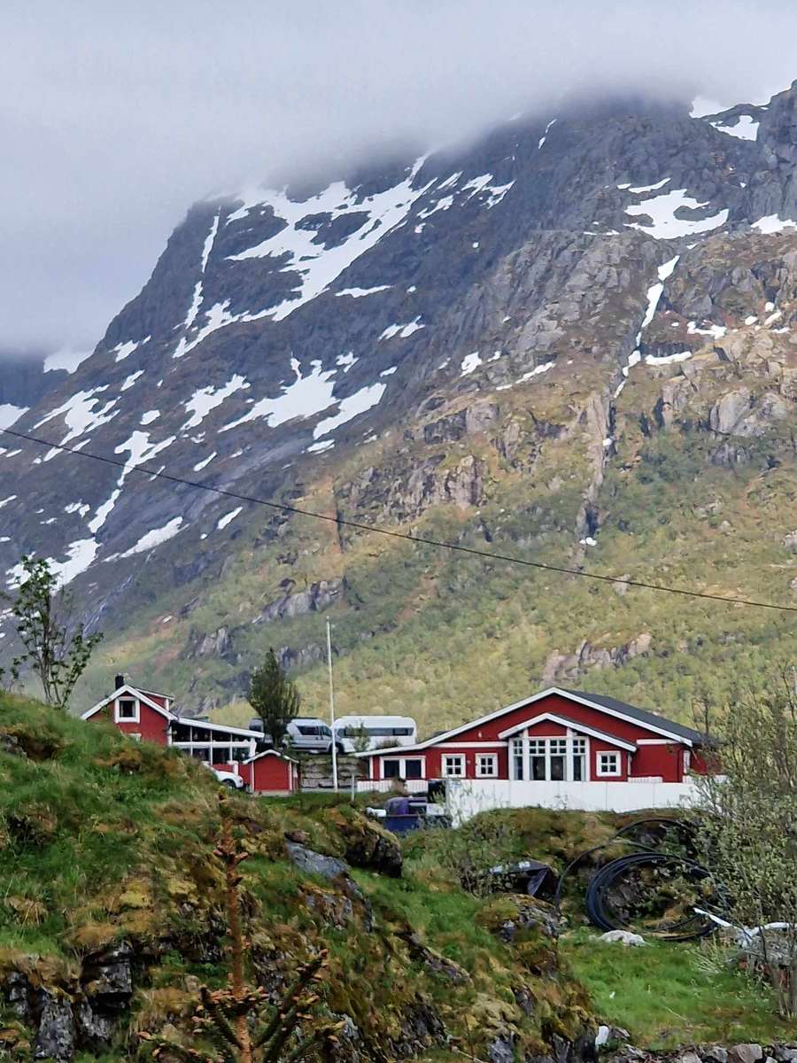 Huisje in de bergen van Noorwegen online puzzel