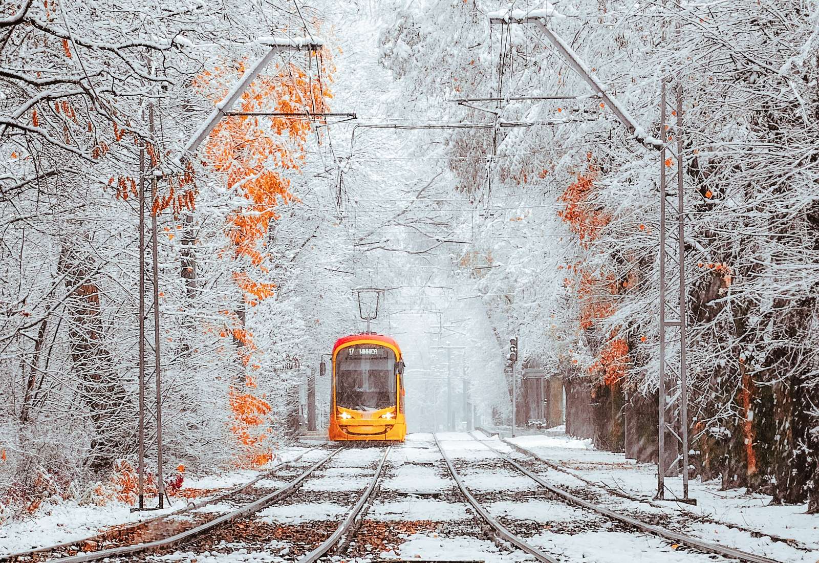 Желтый зимний трамвай онлайн-пазл