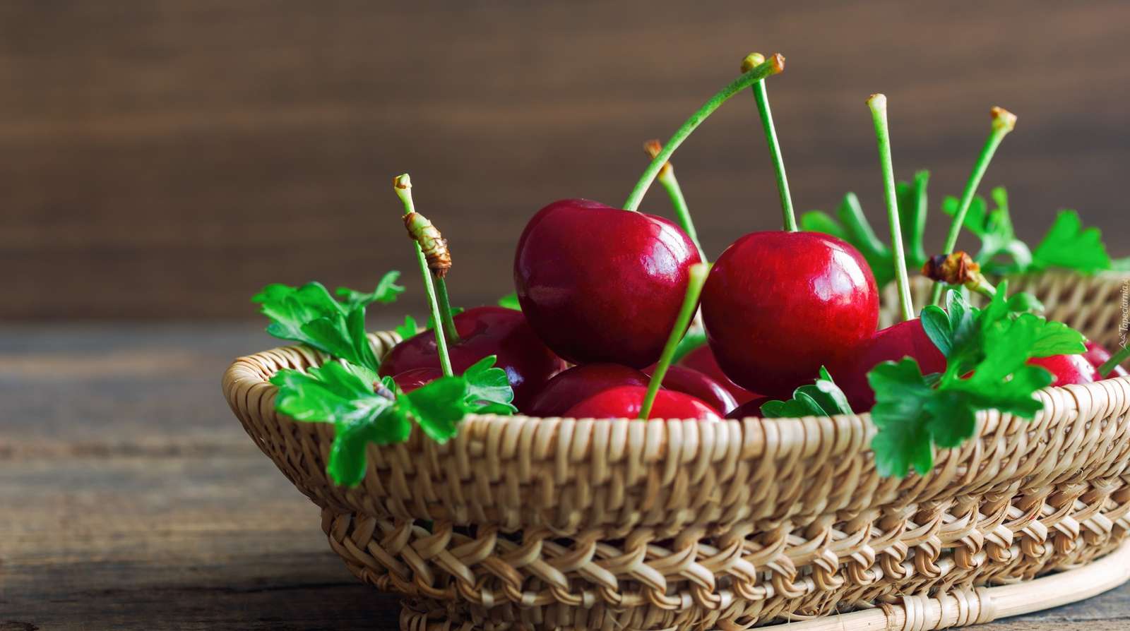 Вкусная вишня в плетеной корзине онлайн-пазл