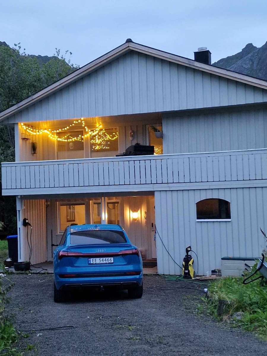 Красиво осветена къща в Норвегия онлайн пъзел