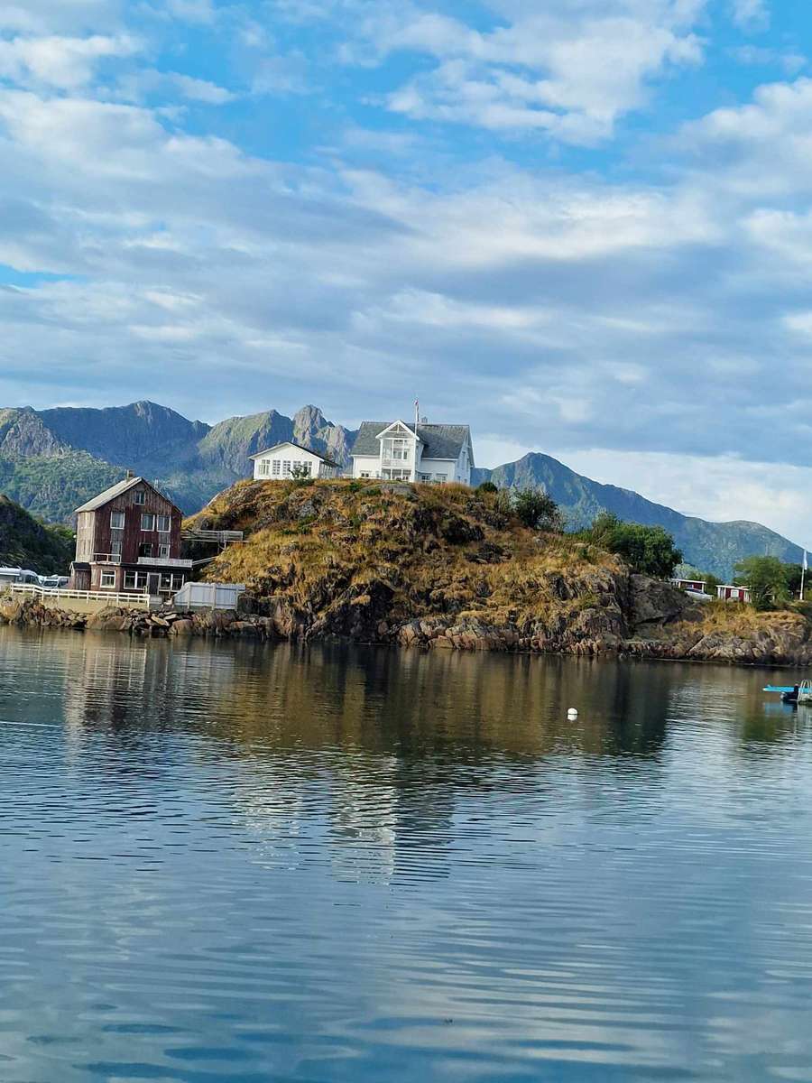 Haus auf einem Hügel Norwegen Online-Puzzle