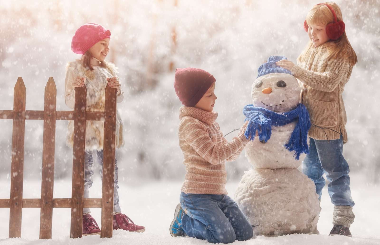 Kinderen die in de winter plezier hebben met spelen in de sneeuw legpuzzel online