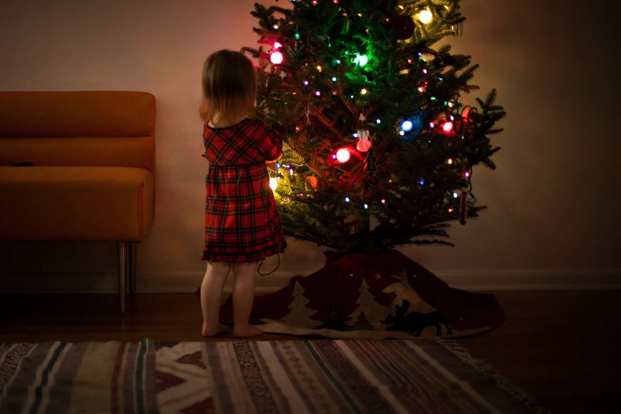 Ein echter Weihnachtsbaum mit kleinem Kind – wie passend Online-Puzzle