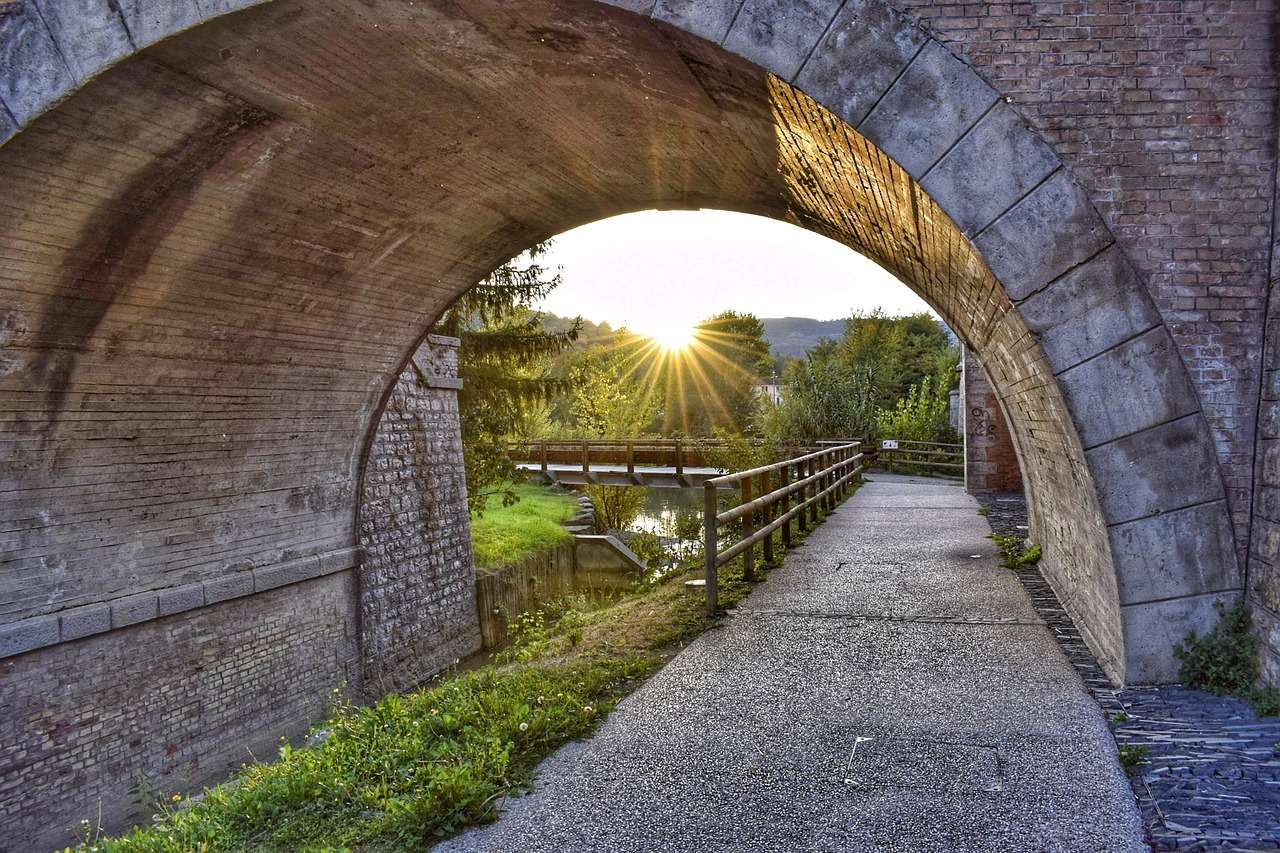 Γέφυρα και ποτάμι στην Ιταλία παζλ online