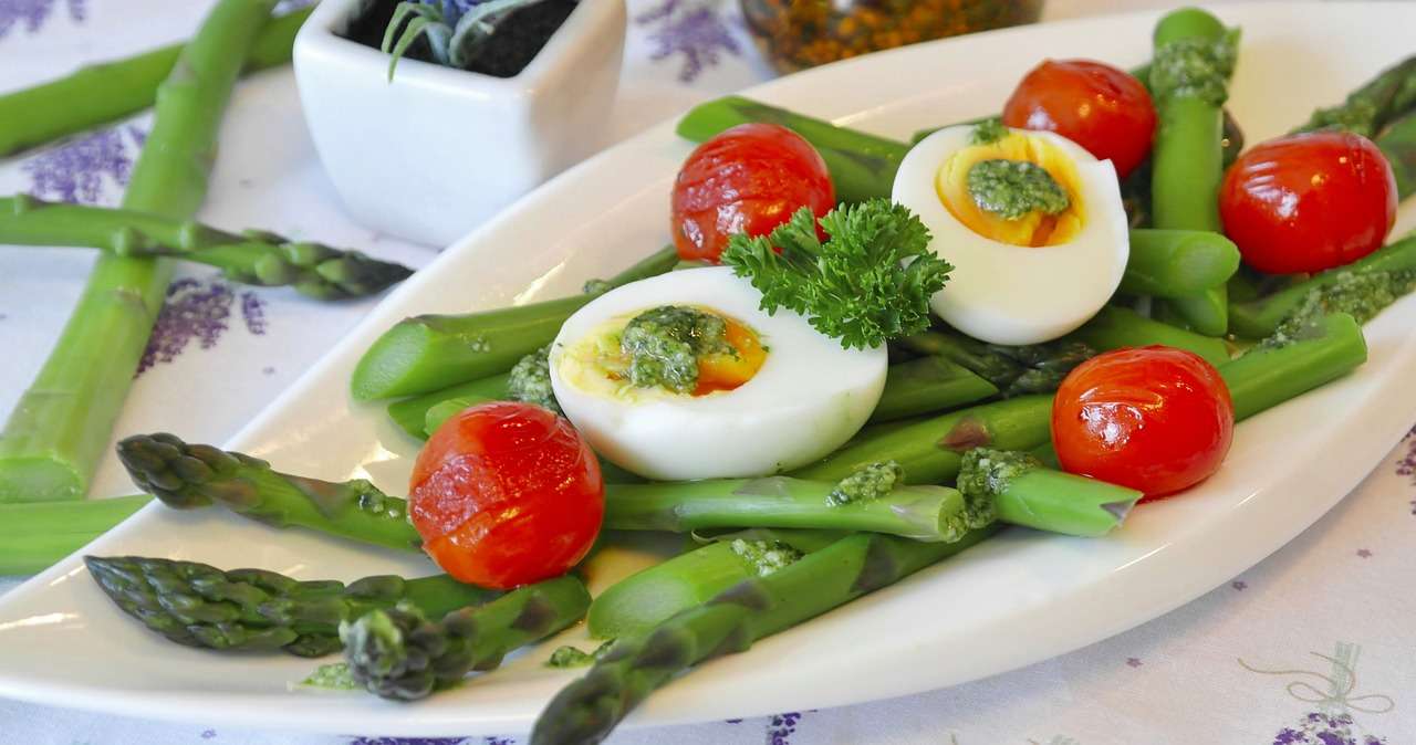 Аспержи, яйца, салата онлайн пъзел