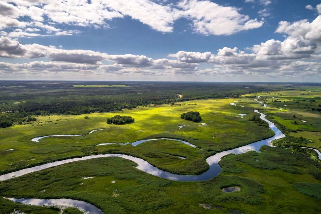 Der Fluss schlängelt sich durch Wiesen Puzzlespiel online