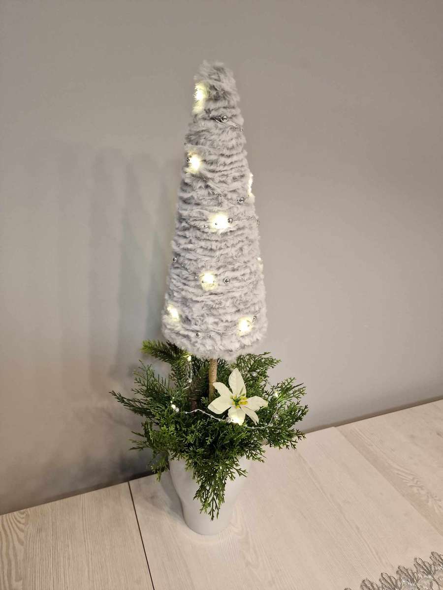 Vánoční strom vyrobený z kožešinové příze skládačky online